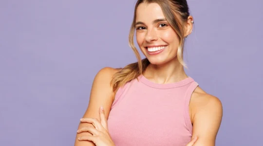 comment-assortir-un-debardeur-rose-en-maille-fine-avec-d-autres-vetements-pour-un-look-elegant